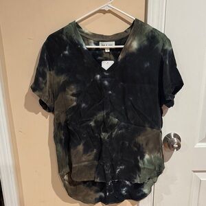 Cloth & Stone V-Neck Short Sleeve Tee in Black and Green Tie-Dye